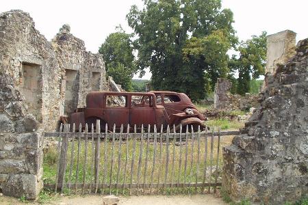 Verrostete Autowracks in Oradour-sur-Glane