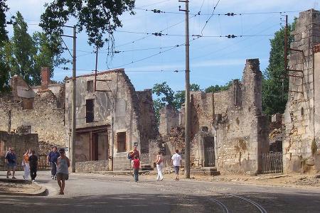 Touristen besuchen das Mahnmal Oradour-sur-Glane