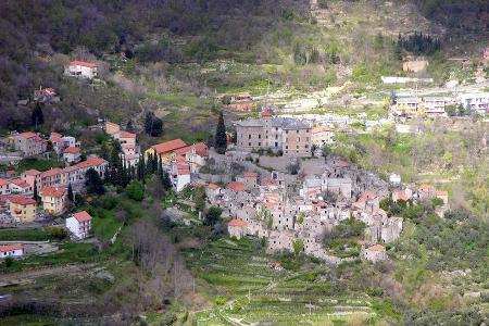 Verlassene Ortschaft am Fuß eines Bergs