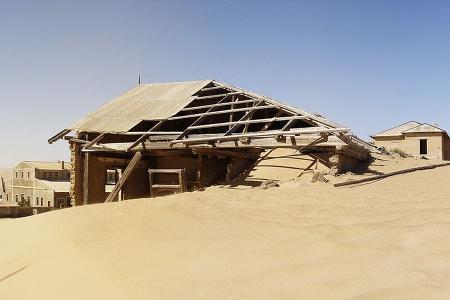 Verlassenes, verfallenes Haus in der Wüste