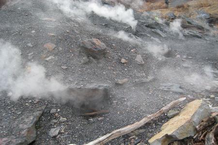 Aus Löchern im Boden qualmt es