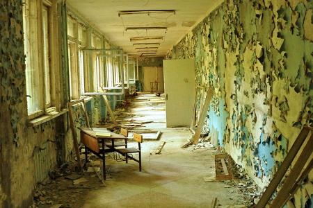 Verlassene Schule, wo der Putz von den Wänden kommt
