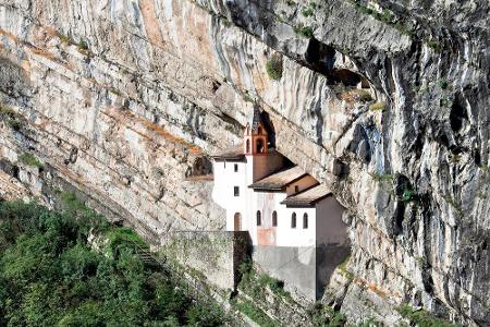 Schwindelfrei sollte man hier schon sein! Das Einsiedlerkloster San Colombano in Italien kann von Touristen über 102 Felsstu...