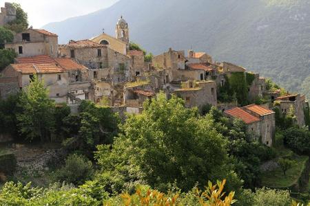 Das norditalienische Balestrino ist eine wahre Ruinenstadt. Aufgrund eines befürchteten Erdrutschs verließen im Jahr 1953 al...