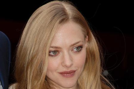 Amanda Seyfried sitzt nicht einfach nur auf dem Sofa und guckt Fernsehen. Nein, sie häkelt und strikt gerne dabei.