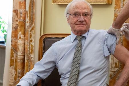 König Carl XVI. Gustaf von Schweden hat die erste Dosis seiner Corona-Impfung erhalten.