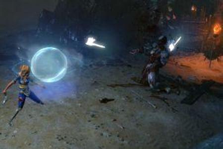 Path of Exile: Am Strand wimmelt es von Gegnern - doch im Hintergrund wartet die rettende Siedlung.