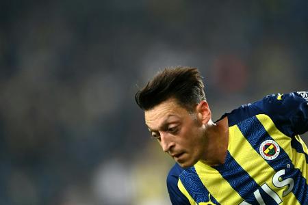 Özil gibt Debüt für Basaksehir