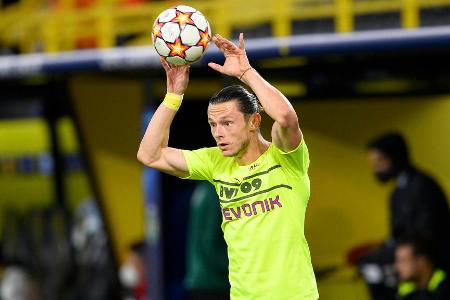 Nico Schulz (Borussia Dortmund) - Vertrag bis 2024 - Schon kurz nach seinem Wechsel zum BVB im Sommer 2019 entpuppte sich der Linksverteidiger als millionenschweres Missverständnis. An seine Form aus Hoffenheim konnte Schulz in Dortmund nie anknüpfen. Jetzt soll er endlich weg. Angebote gibt es keine. Dass gegen Schulz strafrechtliche Anschuldigungen vorliegen, lässt den Markt nur noch weiter schrumpfen.
