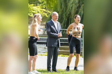 Oben-ohne-Aktivistinnen crashen Fototermin von Olaf Scholz