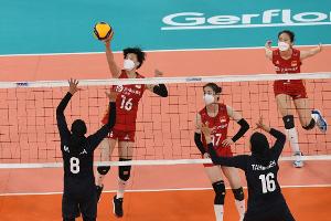 Chinesische Volleyballerinnen spielen mit Masken