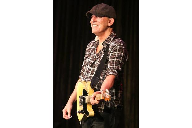Das größte Konzert in Deutschland (wir nehmen Umsonst-Gigs aus) spielte Bruce Springsteen 1988 ein gutes Jahr vor dem Mauerfall auf der Radrennbahn Weissensee in Ostberlin. Offiziell hatte der Boss 16 ...