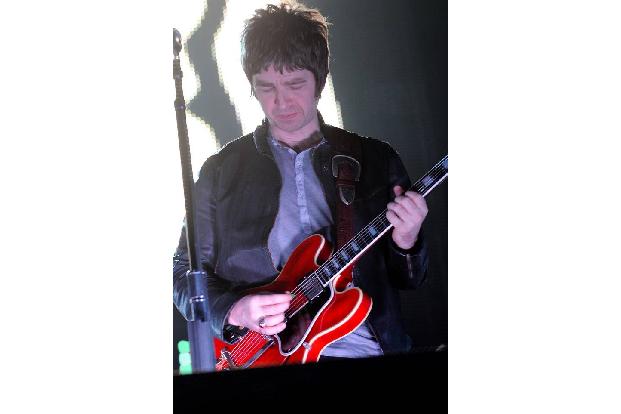 Dieses Konzert galt als Höhepunkt des Britpop: An gleich zwei aufeinander folgenden Tagen im August 1996 lockten Oasis jeweils 125.000 Menschen in den Knebworth Park vor den Toren Londons — und alle 2 ...