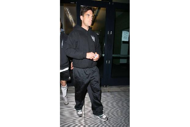 …Robbie Williams auf dem Höhepunkt seiner Karriere noch einen drauf und spielte drei Abende in Folge im Knebworth Park vor insgesamt 375.000 Zuschauer*innen.