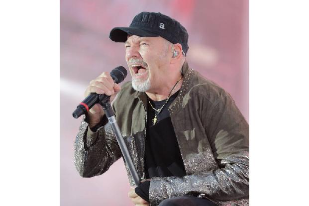 Das größte Konzert aller Zeiten fand übrigens 2017 im Parco Enzi Ferrari in Modena statt. Der italienische Liedermacher Vasco Rossi trat vor 220.000 Fans auf. Die gleiche Menge lockte 2005 auch die eh ...