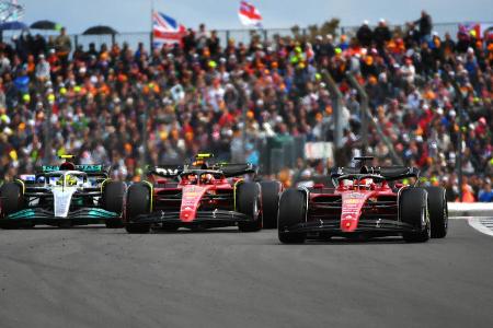 Ferrari nimmt Leclerc die Chance - Obwohl Verstappen in Silverstone Probleme hat und das Rennen nach einem Massencrash am Start völlig offen ist, nimmt die Ferrari-Kommandoabteilung Leclerc die Chance auf den Sieg. Während die Konkurrenz und auch Sainz während einer Virtual-Safety-Car-Phase auf Softreifen wechseln, muss der Monegasse auf den harten Pneus bleiben. Ergebnis: Sein Teamkollege gewinnt, Leclerc wird nur Vierter.