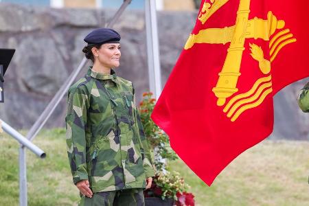 In Uniform: Kronprinzessin Victoria übergibt neue Flagge