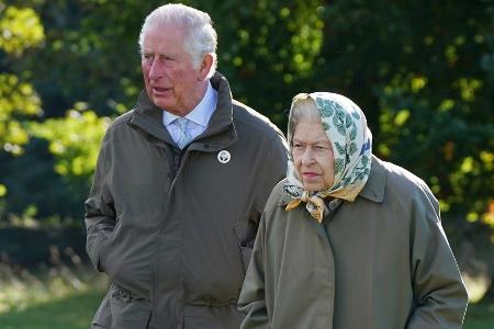 Sorge um Gesundheit? Prinz Charles soll die Queen ständig besuchen