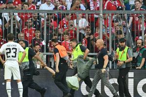 Klima-Aktivisten stören Bayernspiel