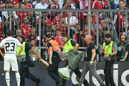 Klima-Aktivisten stören Bayernspiel