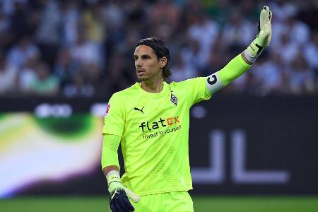 Gladbach - TOR: Yann Sommer - Note: 1,0 - Machte eines der besten Spiele seiner Karriere! War im ersten Durchgang gerade bei Schüssen aus der zweiten Reihe stets mit guten Taten zur Stellen, wuchs nach der Pause dann über sich hinaus. Zeigte gegen Mané (61.) und Sané (64.) absolute Sensationstaten. Insgesamt häufte er 19 (!) Paraden an. Eine Leistung für die Geschichtsbücher!