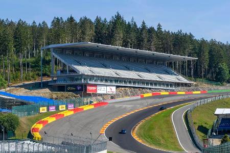 Die Startaufstellung beim Großen Preis von Belgien - Im Qualifying zum Großen Preis von Belgien duellierte sich die Formel-1-Elite am Samstag um die beste Ausgangsposition für das Rennen. Doch im Nachhinein wurde das Ergebnis noch einmal ordentlich durcheinander gewirbelt. Etliche Fahrer erhielten Strafen, darunter auch WM-Spitzenreiter Max Verstappen. Die letzte Veränderung löste aber ein Motorentausch bei Yuki Tsunoda aus. Das ist die Startaufstellungen zum Belgien-GP: