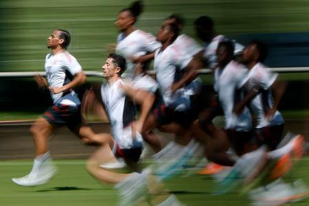 Diese Spieler bescherten dem FC Bayern einen Transfer-Rekord - Mit dem Wechsel von Joshua Zirkzee zum FC Bologna kassiert der FC Bayern erstmals in seiner Vereinsgeschichte innerhalb einer Transferperiode mehr als 100 Millionen Euro für Abgänge. Mit dem Verkauf dieser Stars brach der deutsche Rekordmeister die Schallmauer: