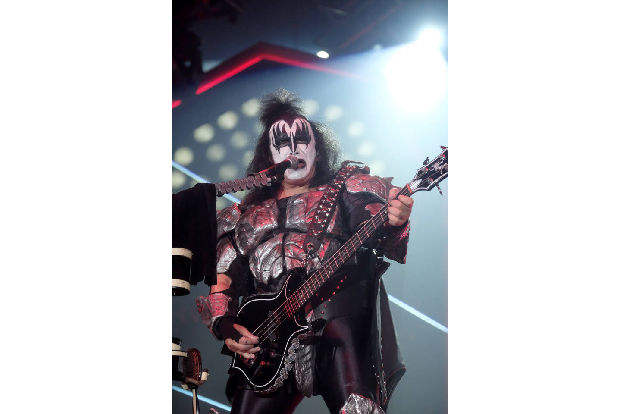 Kiss-Fans stehen bei einem Sarghersteller in Nashville Schlange. Für 3.000 Dollar kann man seine letzte Reise im 'Kiss Kasket' antreten, der mit den bemalten Gesichtern der Kulttruppe verziert ist. De ...