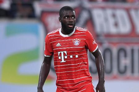 Dayot Upamecano - Note: 4,5 - War eindeutig der schwächere Innenverteidiger der Münchner. Gewann vor der Pause nicht einen Zweikampf. Im Positionsspiel agierte er ebenfalls mitunter abenteuerlich. Schob extrem weit mit nach vorne, ließ de Ligt deshalb teilweise allein gegen zwei Gegenspieler in der Restvertedigung. Besserte später zwar seine Bilanz in den direkten Duellen auf, ließ sich von Leweling aber einmal komplett vernaschen (75.).