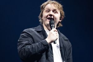 Singer-Songwriter Lewis Capaldi ist am Tourette-Syndrom erkrankt