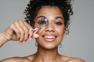 TikTok-Hacks: Das kann man mit der Wimpernzange noch machen