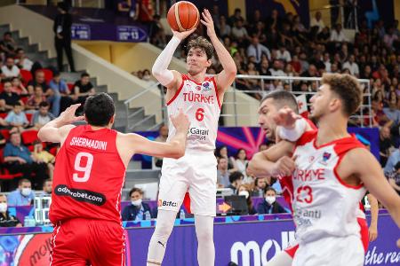 Platz 9: Türkei (▼3) - Klar hinter ihren Erwartungen geblieben ist die Türkei bis dato. Neben dem Tumult gegen Georgien konnte der Geheimfavorit auf die Medaillen kaum für Schlagzeilen sorgen. Die NBA-Stars Alperen Sengun und Cedi Osman kommen zwar gemeinsam pro Partie auf rund 34 Punkte, doch das Team von Head Coach Ergin Ataman ist insgesamt zu unkonstant.