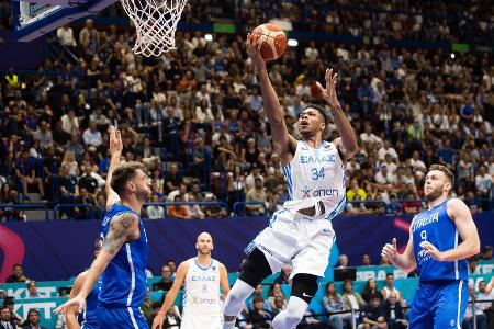 Platz 3: Griechenland (-) - Giannis Antetokounmpo kam zur Basketball-EM und entschied sich zu dominieren. Bislang liefert der Superstar eine absolute Show ab. Mit 29,5 Punkten und 9 Rebounds pro Spiel trägt er seine Nation im Alleingang. 41 Punkte bei nur fünf Fehlwürfen gegen die Ukraine sollten jedem Gegner Angst einjagen. Griechenland bleibt ein heißer Favorit auf den Titel.