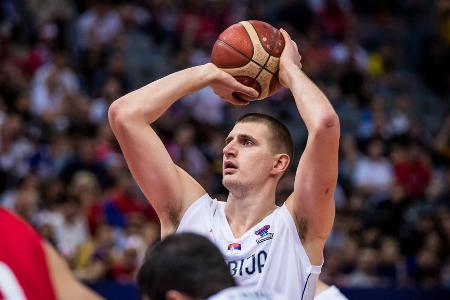 Platz 1: Serbien (-) - Serbien bleibt auf Platz 1. Vier Spieler, die im Schnitt zweistellig punkten und ein glänzend aufgelegter Nikola Jokic. Im Schlaf erzielte er 19 Punkte in 22 Minuten gegen die Niederlande, 29 Punkte in 31 Minuten gegen Israel und 19 Punkte in 18 Minuten gegen Polen. Die leichte Gruppe ermöglichte es dem Titelfavoriten außerdem, seine Stars zu schonen.