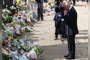 König Charles III.: Emotionaler Auftritt am Buckingham Palast