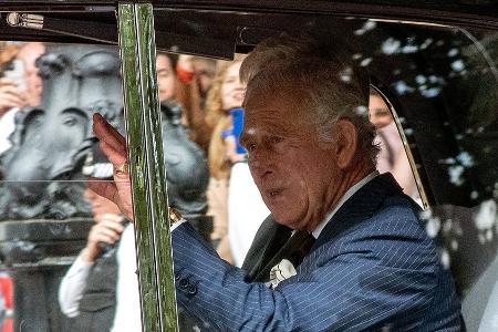 Bei Fahrt zum Buckingham Palast: König Charles III. ringt mit Tränen