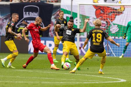 RB Leipzig vs. BVB: Noten und Einzelkritik - Am Samstag stieg zwischen RB Leipzig und Borussia Dortmund ein brisantes Bundesligaduell. Der BVB lieferte bei den Sachsen eine ganz schwache Partie ab. Ausgerechnet beim Debüt von Ex-Coach Marco Rose setzte es deshalb eine auch in der Höhe verdiente 0:3-Klatsche. Alle Akteure in der Einzelkritik: