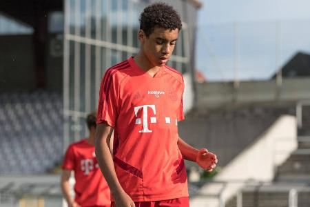 Platz 8: Jamal Musiala (Bayern München) - 17 Jahre, 205 Tage - Bayern Münchens Top-Talent Musiala feierte seinen Tor-Einstand im deutschen Oberhaus beim denkwürdigen 8:0-Auftakt zur Saison 2020/21 gegen den FC Schalke. Mit 17 Jahren, und 205 Tagen traf der Youngster zum Endstand.