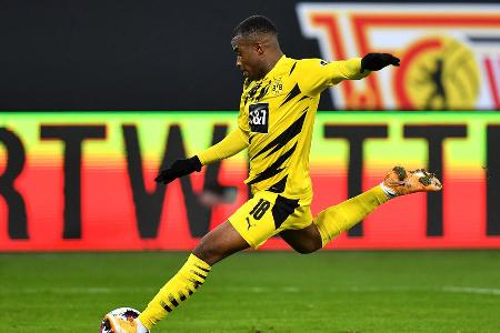 Platz 1: Youssoufa Moukoko (Borussia Dortmund) - 16 Jahre, 28 Tage - Denn am 18.12.2020 schießt sich Youssoufa Moukoko einmal mehr in die Geschichtsbücher der Bundesliga. Der BVB-Stürmer ist nicht nur jüngster Spieler der Bundesliga, sondern mit 16 Jahren und 28 Tagen auch jüngster Torschütze. In der 60. Minute gelingt ihm das zwischenzeitliche 1:1.