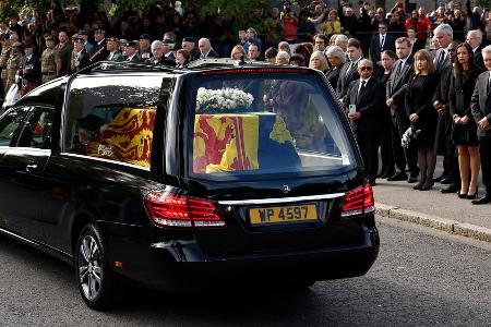 Ihre letzte Reise: Sarg der Queen auf dem Weg nach Edinburgh