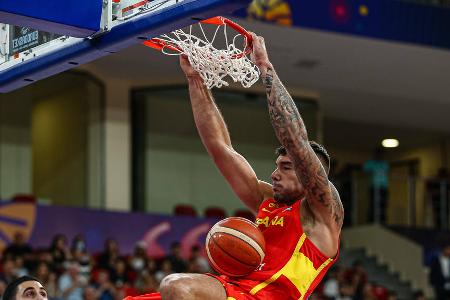 Platz 7: Spanien (▲1) - Schreib niemals die Spanier ab. Erneut beweist die Mannschaft um Rudy Fernandez ihre Klasse. Obwohl sie knapp 86 Punkte pro Partie erzielen, haben sie mit Willy Hernangomez (15,4) und Lorenzo Brown (11,2) nur zwei Spieler, die pro Spiel zweistellig Punkten. Im Achtelfinale wartet mit Litauen zwar kein leichter Gegner, doch Spanien ist definitiv nicht chancenlos.