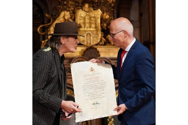 Am 7. September 2022 wurde Udo Lindenberg Ehrenbürger der Stadt Hamburg. Nach Johannes Brahms ist er erst der zweite Musiker, dem diese Ehre zuteil wurde. 