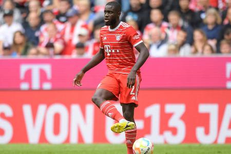Dayot Upamecano - Note 3,5 - Erhielt den Vorzug gegenüber de Ligt. Gleich zu Beginn hellwach, als er die Situation nach Neuers Fehlpass im Strafraum löschte (14.). Die Abstimmung mit Nebenmann Hernández funktionierte zunächst allenfalls ausreichend, immer wieder eröffneten sich Barca große Räume. Glich überflüssige Fehlpässe mit guten Defensiv-Aktionen wieder aus.