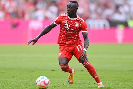 Sadio Mané (bis 70.) - Note 4,5 - Ließ sich immer wieder auf den linken Flügel fallen, weil das Spiel in vorderster Front an ihm vorbeilief. Hier wie dort ohne wirkliche Bindung. Stolperte in Müllers Abschluss (40.), er selbst hatte keine einzige gute Gelegenheit. Arbeitete viel, es blieb jedoch ohne Ertrag.