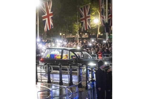 Ein letztes Mal kam die Queen am Dienstagabend (13. September) im Buckingham Palace an. Zuvor war der Sarg von Edinburgh...