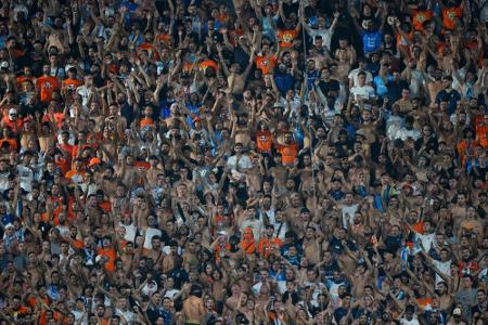 Halswirbel- und Rippenbrüche: Frankfurt-Fan schwer verletzt