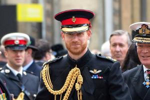 Totenwache für die Queen: Prinz Harry darf seine Armeeuniform tragen