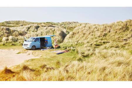 Yoga stretching before a surf, bulli, vanlife 