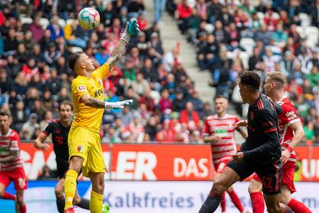 FC Augsburg vs. FC Bayern: Noten und Einzelkritik - Am Samstagnachmittag gastierte der FC Bayern in der Bundesliga beim FC Augsburg. Nach drei Unentschieden in Folge setzte es für den Rekordmeister dort den nächsten Rückschlag. Die Elf von Julian Nagelsmann verlor gegen einen forschen FCA mit 0:1. Alle Akteure in der Einzelkritik:
