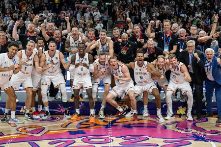 Das EM-Zeugnis für Deutschlands Basketball-Helden - Die deutsche Nationalmannschaft hat die Basketball-EM mit Bronze abgeschlossen. Für Deutschland ist es die erste Medaille bei einem großen Turnier seit 2005. Zwei NBA-Stars überragen, eine Geheimwaffe überrascht. Insgesamt gibt es viermal die Bestnote 1,0. Alle DBB-Helden in der Einzelkritik: